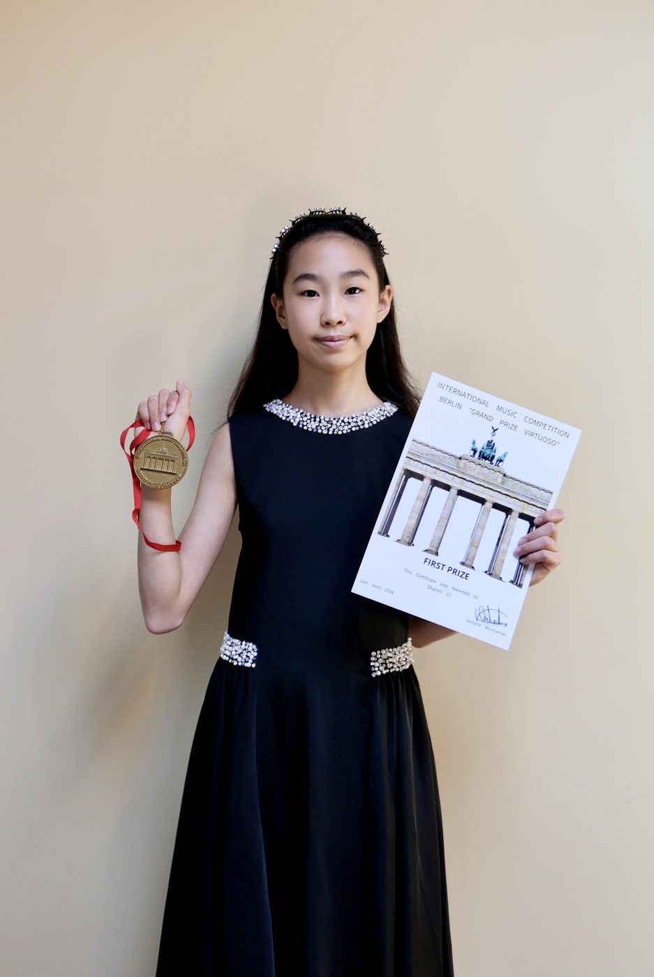 Shanni Li with her medal and certificate from the International Music Competition Berlin