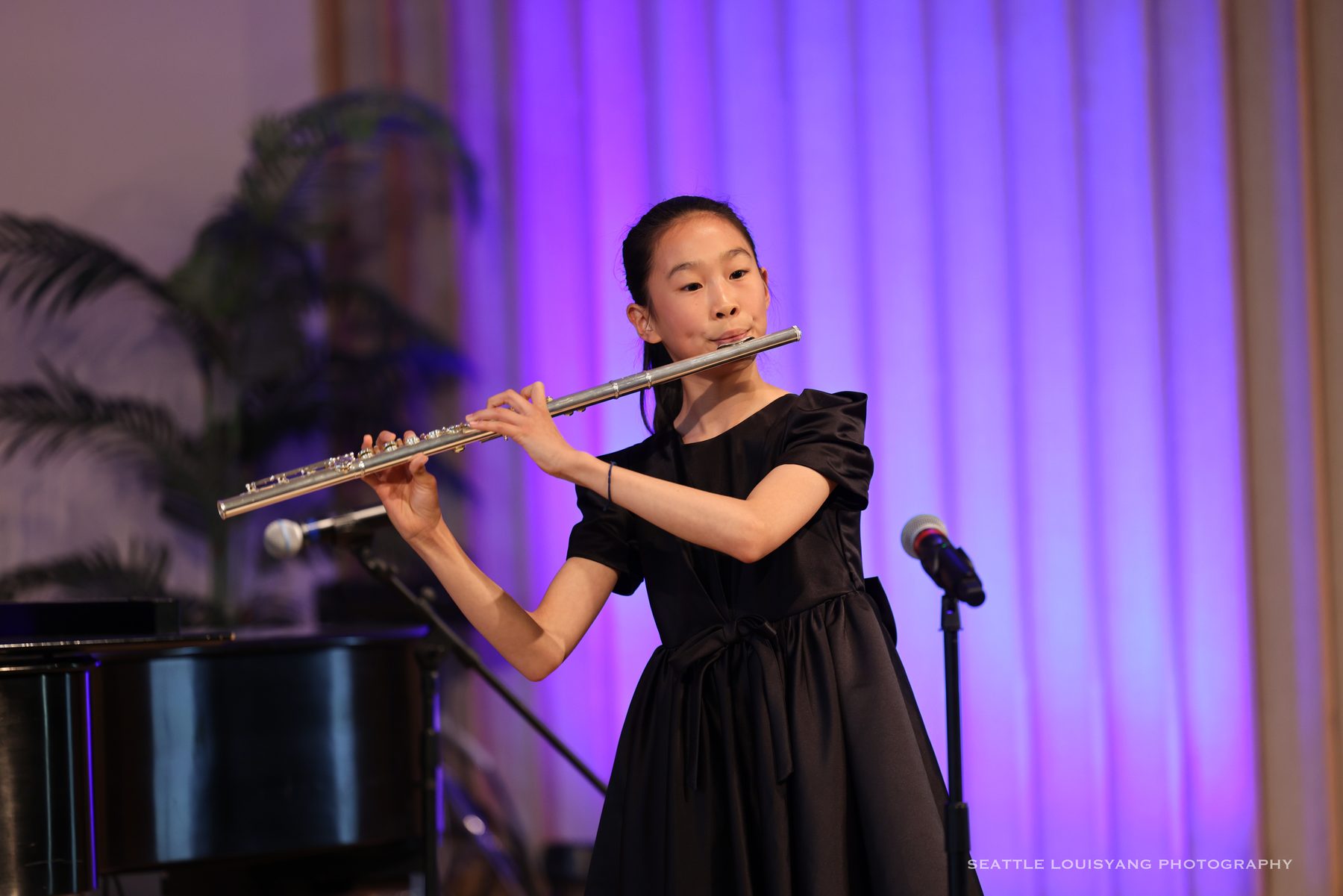 Shanni Li playing flute on stage